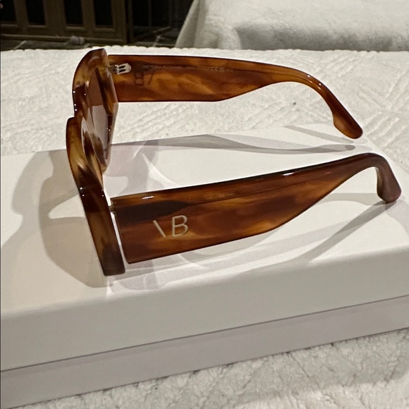 NWT Victoria Beckham Striped Blonde Havana Tinted Sunglasses Model: VB670S 223 - Picture 4 of 8